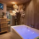 Capsule Thailande I Sauna I Balneo I Console I Jeux En Bois I Cinema I Cour Interieure *